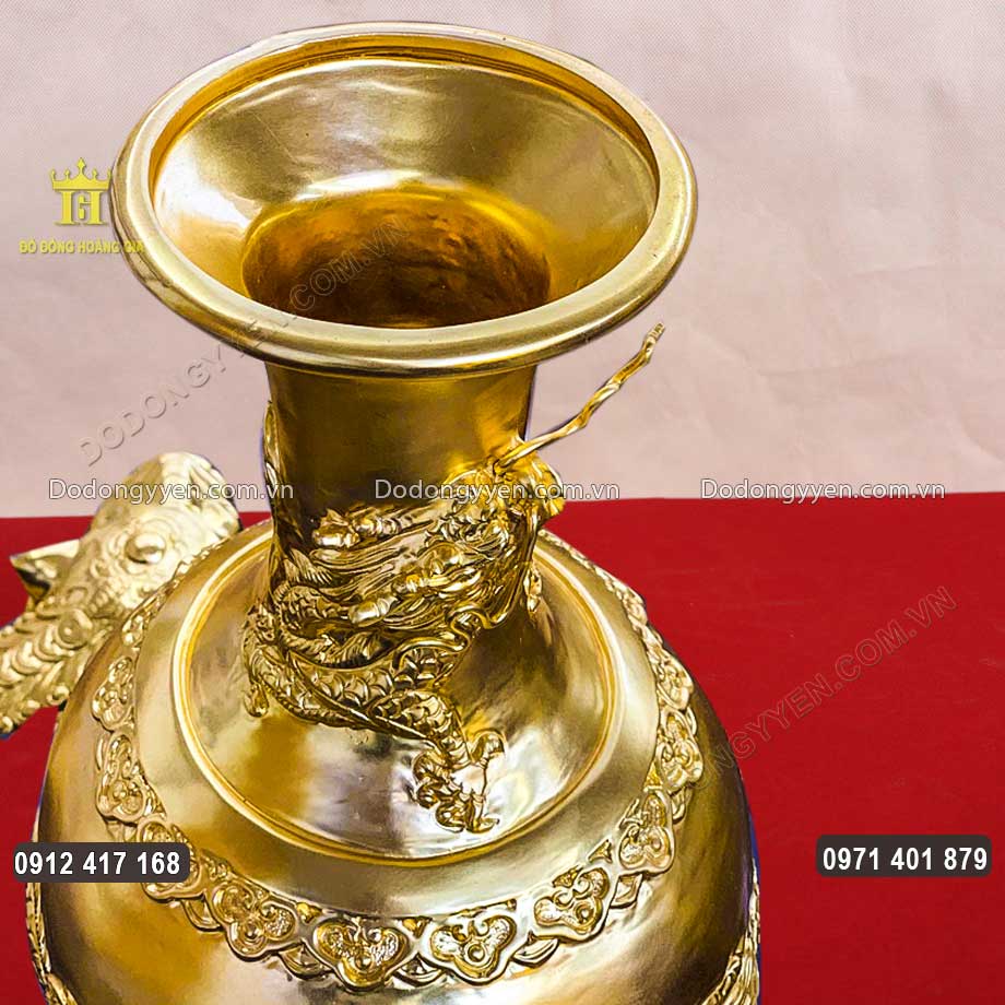 B&igrave;nh c&oacute; thiết kế chiếc miệng loe to, chiếc cổ thon d&agrave;i